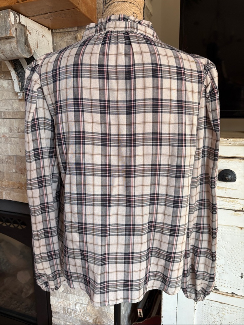 Evereve plaid tan black gold puff shoulder ruffle collar vneck blouse rayon - Picture 8 of 16
